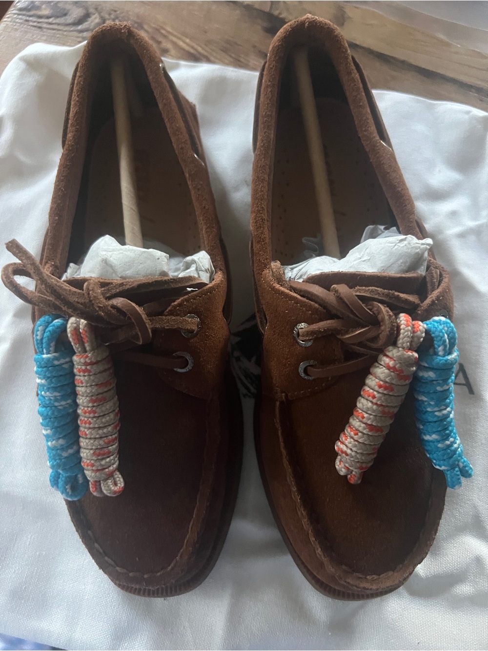 Sperry Aritzia  Brown Suede Boat Shoes with extra Blue & Cream Accent Laces New